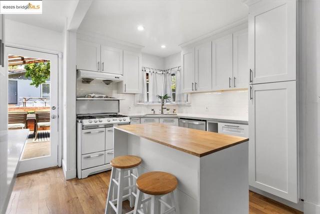 3148 Sylvan Ave, Oakland CA: https://media.crmls.org/mediaz/12ecb31e-e85c-4f3e-bbf9-4bdf150008c3.jpg