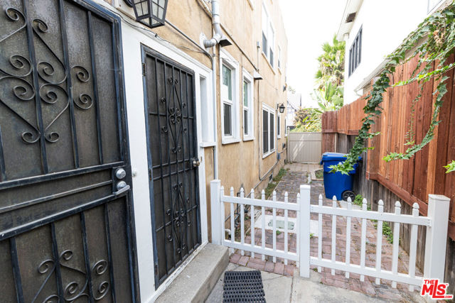 1206 3rd Avenue, Los Angeles CA: https://media.crmls.org/mediaz/12ed166d-568f-437b-837f-370702a3768f.jpg