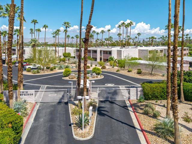 2696 S Sierra Madre, Palm Springs CA: https://media.crmls.org/mediaz/12ed6d46-640e-4118-83b4-6dfab56d2d9c.jpg