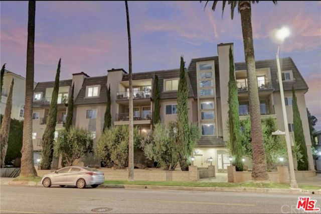 439 N Doheny Drive, Beverly Hills CA: https://media.crmls.org/mediaz/12eec6f3-7f20-4bfc-b7d9-f8d02f6c6846.jpg