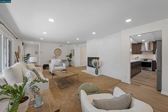 30450 Oakmont Way, Hayward CA: https://media.crmls.org/mediaz/12ef7109-d629-4cb8-809e-d21091829497.jpg