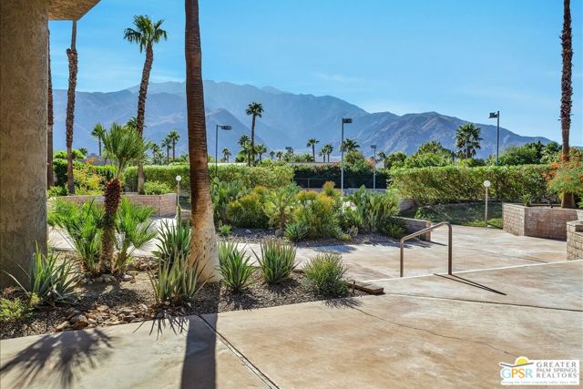 2861 Sundance Circle, Palm Springs CA: https://media.crmls.org/mediaz/12ef727c-24a2-4b7c-82f2-296f04d31590.jpg