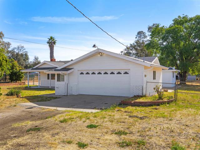 1621 Lilac, Ramona CA: https://media.crmls.org/mediaz/12f02c87-6632-4f41-bd57-a5cba0ed6d63.jpg