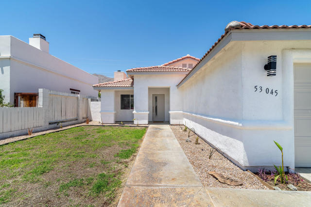 53045 Avenida Obregon, La Quinta CA: https://media.crmls.org/mediaz/12f0e57d-3f39-42fe-894d-2d87d2d9804b.jpg