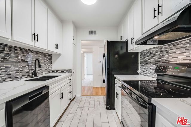 18307 Burbank Boulevard, Tarzana CA: https://media.crmls.org/mediaz/12f1184f-d818-42d9-8b6a-5d1bf8ff4622.jpg
