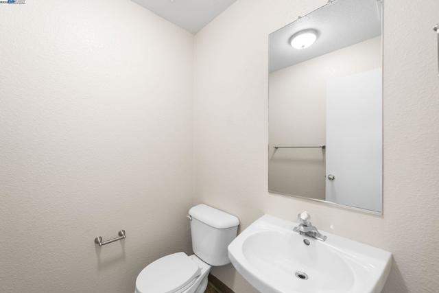 1970 Knollcrest Ln, Tracy CA: https://media.crmls.org/mediaz/12f1c1da-9315-42d6-a16d-2bc20d4212d9.jpg