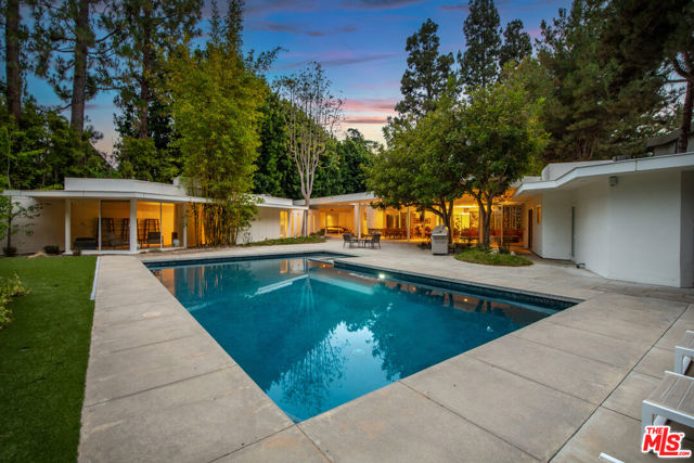 1010 N Rexford Drive, Beverly Hills CA: https://media.crmls.org/mediaz/12f1e35e-0266-46fa-8a3f-2cc5aeecd56f.jpg