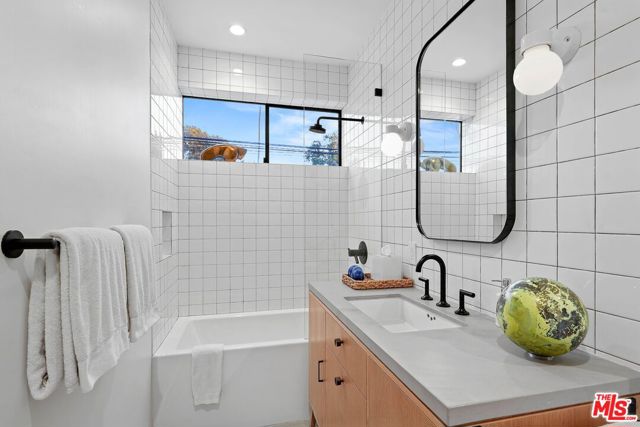 810 Amoroso Place, Venice CA: https://media.crmls.org/mediaz/12f2754b-d1ee-434a-a4cf-8459296b5ec1.jpg