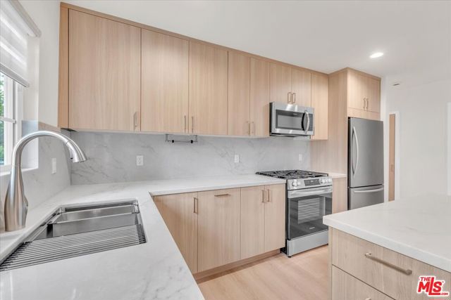 6915 Encino Avenue, Van Nuys CA: https://media.crmls.org/mediaz/12f3d138-c85f-4ed5-b7fe-8a14075315c4.jpg