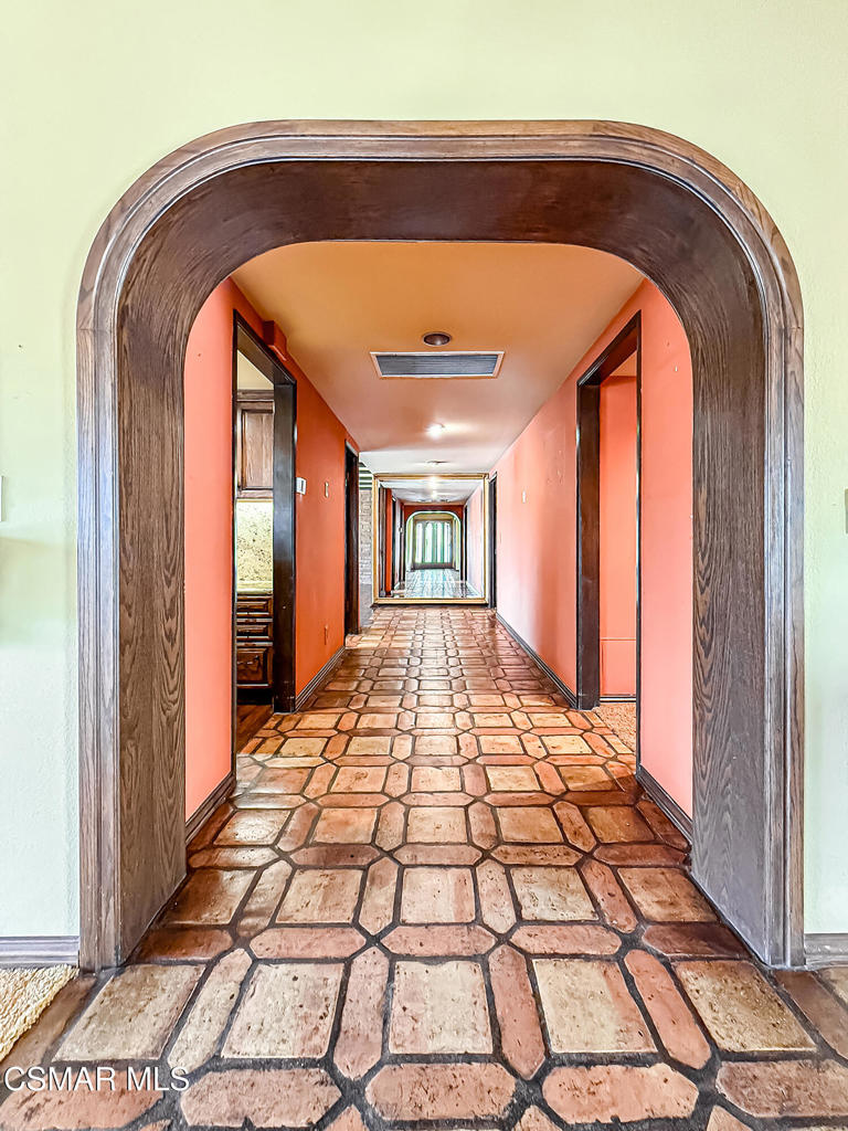 https://media.crmls.org/mediaz/12f4e87d-9155-422f-8439-bfdd307acb10.jpg?preset=X-Large