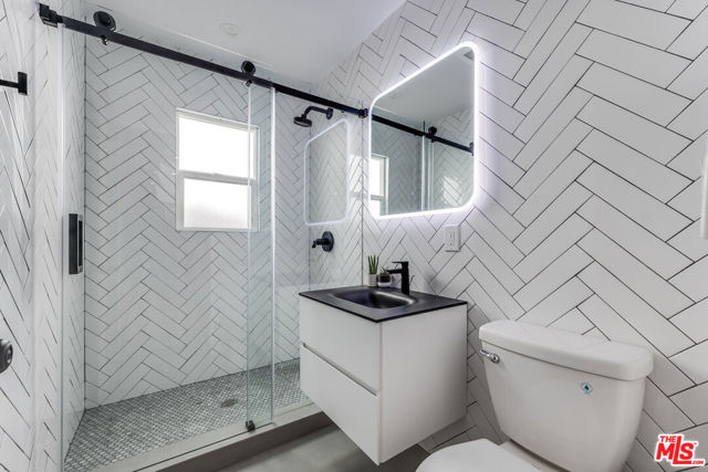 24 20th Avenue, Venice CA: https://media.crmls.org/mediaz/12f52f37-80a1-44fd-9981-cc970061edd1.jpg
