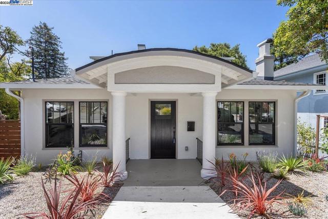 689 Santa Ray Ave, Oakland CA: https://media.crmls.org/mediaz/12f7357b-a191-4002-91dd-9d5027145920.jpg