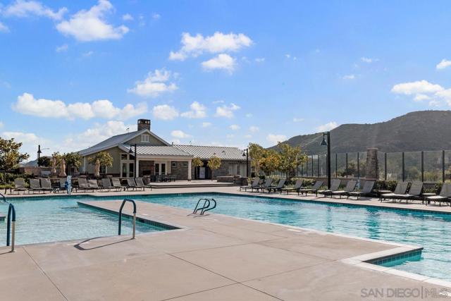 259 Oberlander Way, Fallbrook CA: https://media.crmls.org/mediaz/12f7d3a1-634f-41f3-a082-db791d03768e.jpg