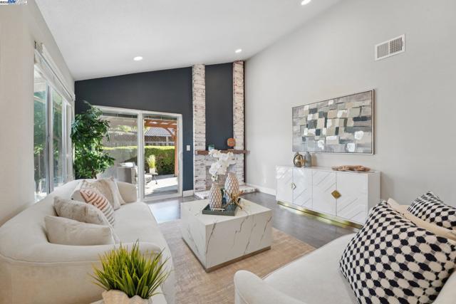 33177 Quail Drive, Union City CA: https://media.crmls.org/mediaz/12f816d6-e882-4f61-8f52-b21217833767.jpg