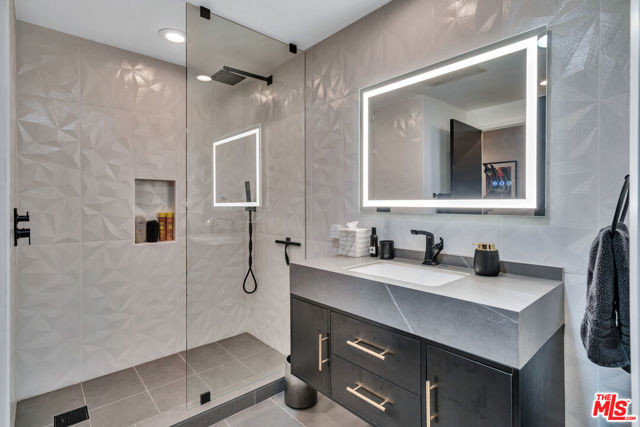 3001 Dona Nenita Place, Studio City CA: https://media.crmls.org/mediaz/12f82106-00fc-4053-b0d6-b7dbdcd8d16b.jpg