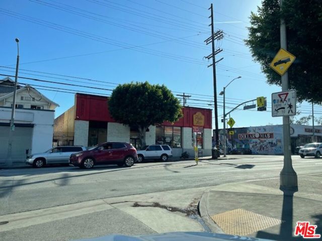 524 N Cummings Street, Los Angeles CA: https://media.crmls.org/mediaz/12f8236f-c413-44e0-96b3-6cba4d013c69.jpg