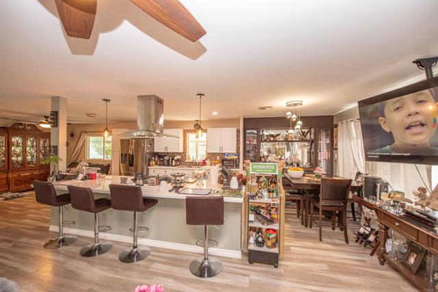 1010 Bobier Dr E, Vista CA: https://media.crmls.org/mediaz/12f87047-05f9-4600-bebd-b6097156f77d.jpg
