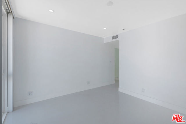 2419 Ocean Front Walk, Venice CA: https://media.crmls.org/mediaz/12f8e0ae-a034-43ff-803d-94761115a53b.jpg