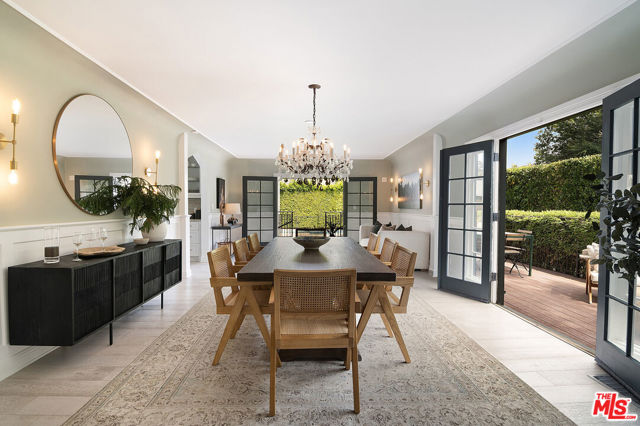 338 S Highland Avenue, Los Angeles CA: https://media.crmls.org/mediaz/12f95bed-7555-4de1-9c08-24939ca92811.jpg