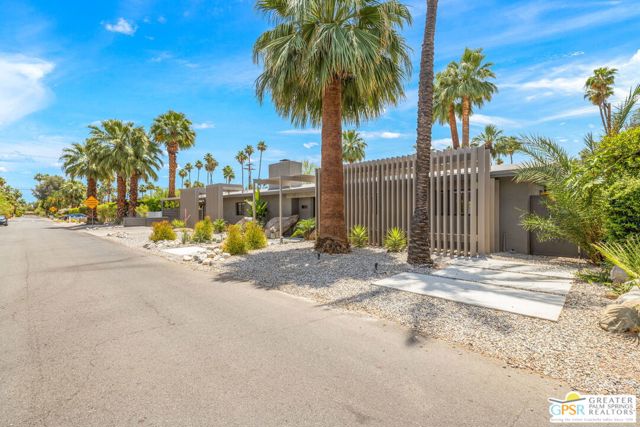 1251 E San Lorenzo Road, Palm Springs CA: https://media.crmls.org/mediaz/12fa52d9-69b3-4e6a-8dd3-4c9090470f15.jpg