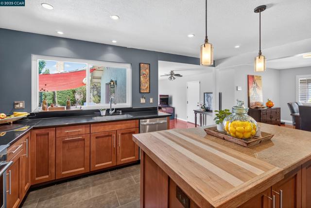 2173 Madrone Dr, Fairfield CA: https://media.crmls.org/mediaz/12fabbdb-64c2-4254-bd1b-9def22be5f0d.jpg