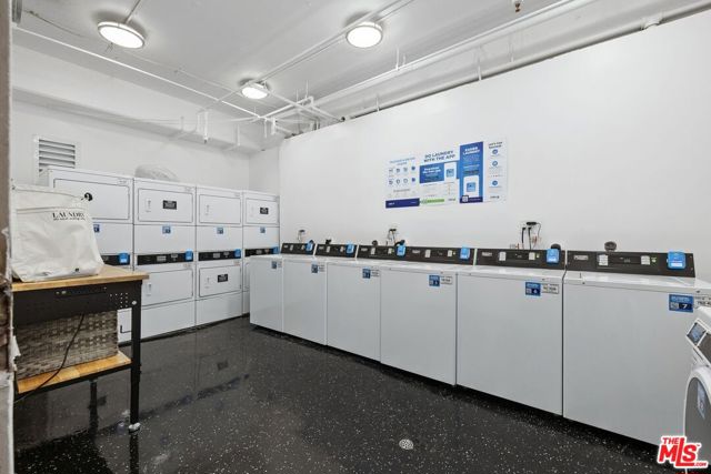 1440 Veteran Avenue, Los Angeles CA: https://media.crmls.org/mediaz/12fb3d54-dc8b-4122-8d42-8deb641c991b.jpg