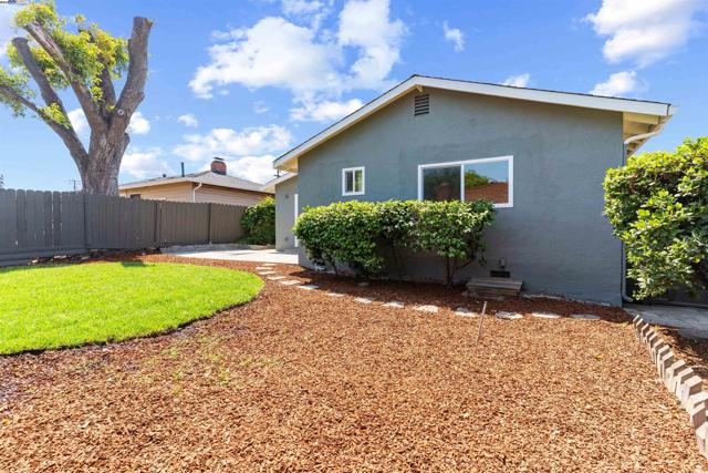 102 W 15Th St, Antioch CA: https://media.crmls.org/mediaz/12fb5ab8-f64d-4d9c-be85-d9f9db5de439.jpg