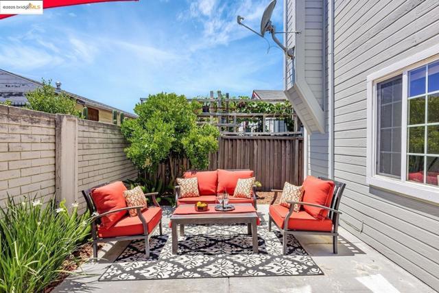 16 Town Sq PL, Oakland CA: https://media.crmls.org/mediaz/12fc0d9f-9b80-4a8f-8a02-e669602d8469.jpg