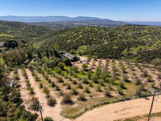 40707 Intrepid Rd, Hemet CA: https://media.crmls.org/mediaz/12fc8c01-1305-4098-a491-056d397188e8.jpg