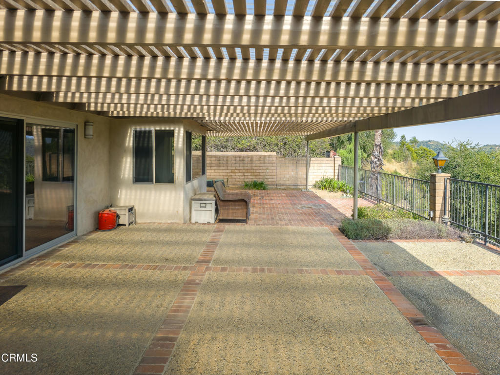 https://media.crmls.org/mediaz/12fe4c07-057d-4807-93b7-96b47b06b558.jpg?preset=X-Large
