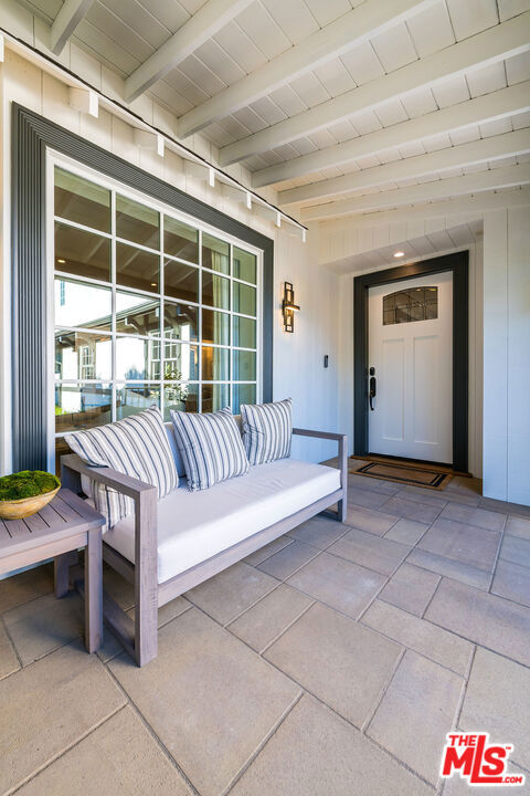 10445 Valley Spring Lane, Toluca Lake CA: https://media.crmls.org/mediaz/12fe8e5c-cf80-4b57-bf58-33a4401e7260.jpg