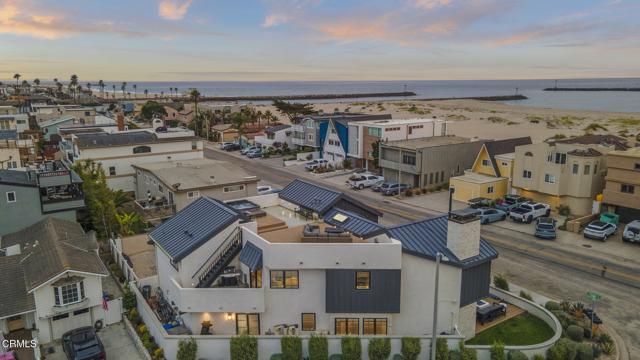 3256 Ocean Drive, Oxnard CA: https://media.crmls.org/mediaz/1300c90a-522a-4a1a-abb6-61385c20669c.jpg