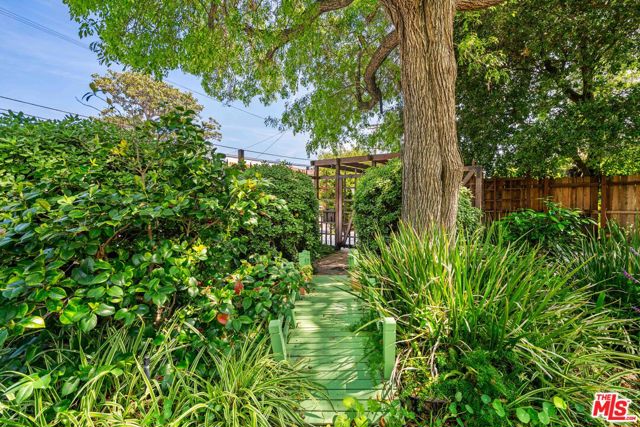 4963 Haskell Avenue, Encino CA: https://media.crmls.org/mediaz/1301a102-0788-4013-8004-9d56bb5f01a3.jpg