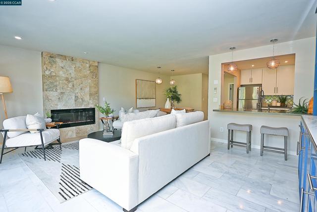 3434 Tice Creek Dr, Walnut Creek CA: https://media.crmls.org/mediaz/1301bab7-f001-4d83-ba4d-ccd995231f92.jpg