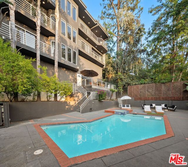 3275 N Knoll Drive, Los Angeles CA: https://media.crmls.org/mediaz/13036d77-9d1c-4ea5-9799-82bcc4335703.jpg