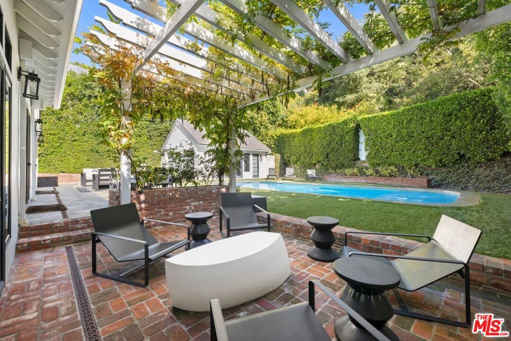 https://media.crmls.org/mediaz/1303d65b-b362-4b80-8c93-ca08e6bbd6de.jpg?preset=X-Large
