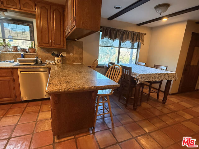 33931 Hanawalt Road, Agua Dulce CA: https://media.crmls.org/mediaz/1304e8e8-00d1-4f28-92c1-4fa521926d05.jpg