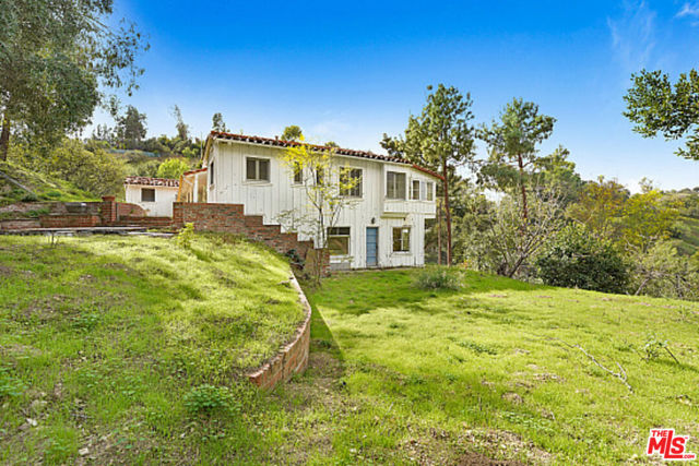 3351 Coldwater Canyon Avenue, Los Angeles CA: https://media.crmls.org/mediaz/130517db-713e-4d15-a830-2f3a34d76cd9.jpg