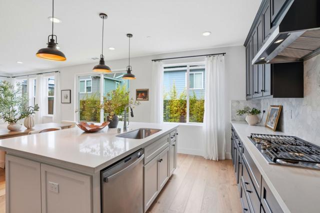 275 Skyview Drive, Marina CA: https://media.crmls.org/mediaz/130546e3-0c79-4e2e-b6a9-7be7170ea464.jpg