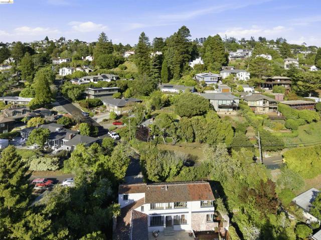 44 Highgate Rd, Kensington CA: https://media.crmls.org/mediaz/13057a19-cdaa-421d-9557-8aaf2e5c8a99.jpg
