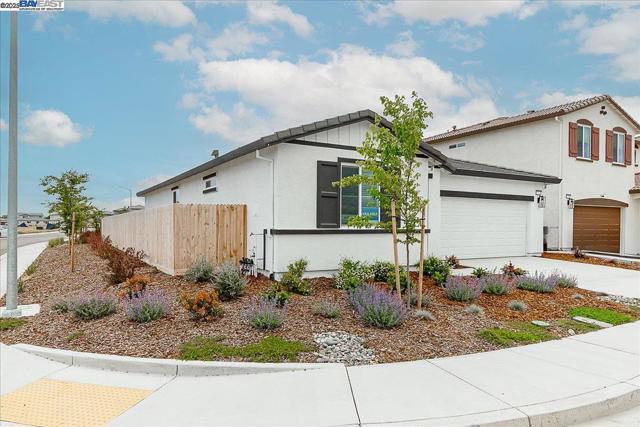 1710 Yukon Territory Ave, Manteca CA: https://media.crmls.org/mediaz/1305870c-95d9-4cf5-b7d5-eb68d2ff8a96.jpg