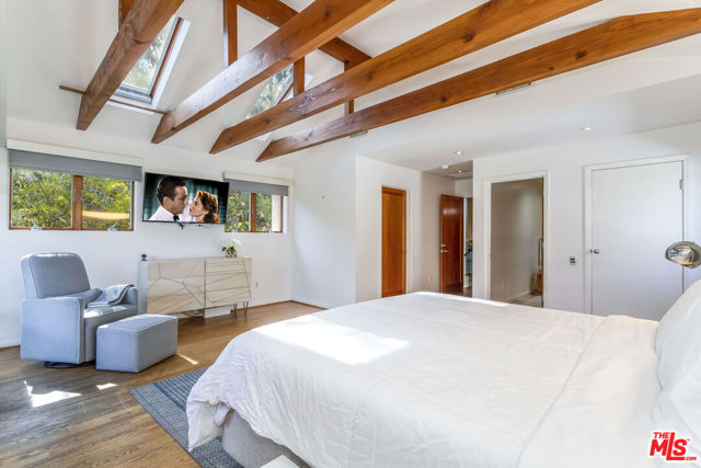8783 Lookout Mountain Avenue, Los Angeles CA: https://media.crmls.org/mediaz/1305a2f6-2ae6-4dac-9b46-302773e61e2c.jpg
