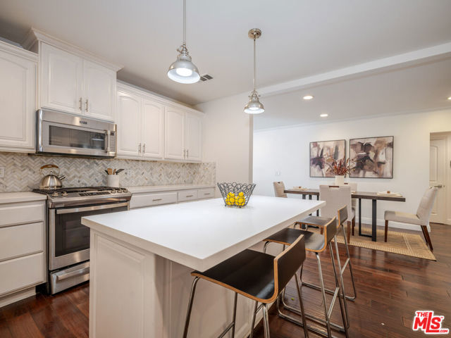 5417 Allott Avenue, Sherman Oaks CA: https://media.crmls.org/mediaz/13062ee8-aff5-40f3-aa87-87eef5892963.jpg