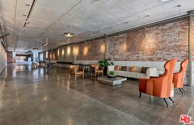 530 S Hewitt Street, Los Angeles CA: https://media.crmls.org/mediaz/1306bb6b-0aab-492d-bfcf-4e1187550a3d.jpg