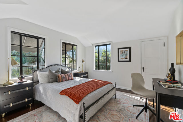 3827 Carnavon Way, Los Angeles CA: https://media.crmls.org/mediaz/13076e85-dbb2-45d4-a00f-85852cddea63.jpg
