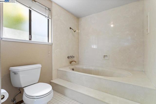 6444 Boone Dr, Castro Valley CA: https://media.crmls.org/mediaz/1307e50f-a050-412e-a679-e8bde647945f.jpg