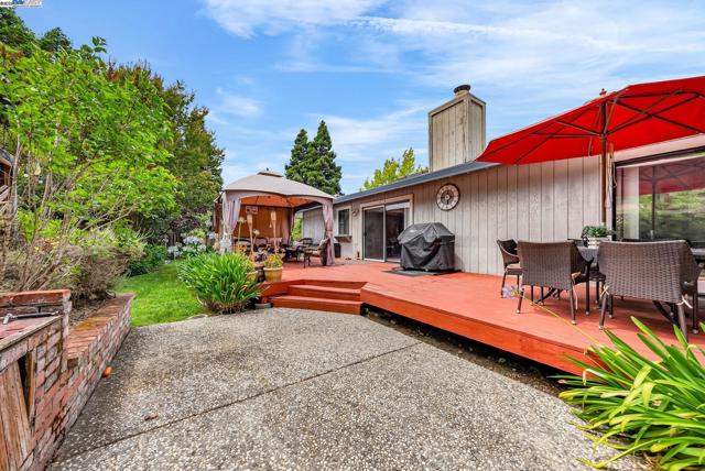 22 Cobblestone Ct, San Ramon CA: https://media.crmls.org/mediaz/13083bad-4f90-4d48-b622-5ecfc131fed0.jpg