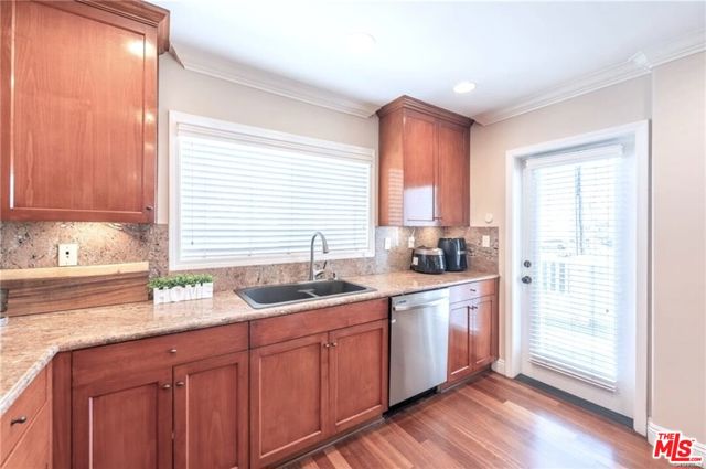 1202 Tennyson Street, Manhattan Beach CA: https://media.crmls.org/mediaz/13090630-711a-420c-8e3f-000acabb936d.jpg