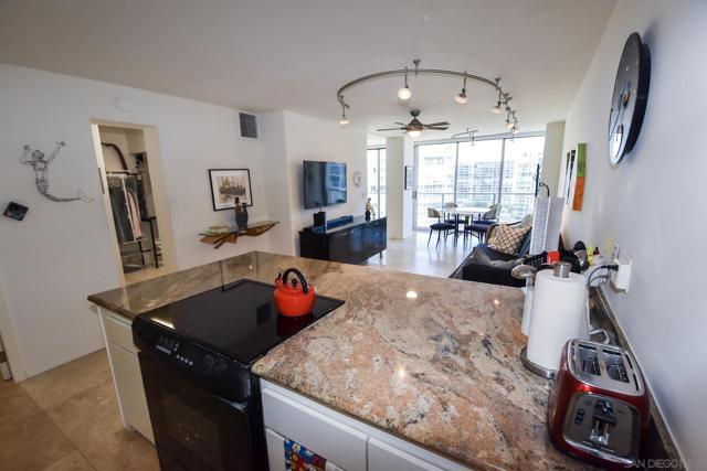 1730 Avenida Del Mundo, Coronado CA: https://media.crmls.org/mediaz/130915e6-0664-42f0-be39-12c944436aa8.jpg