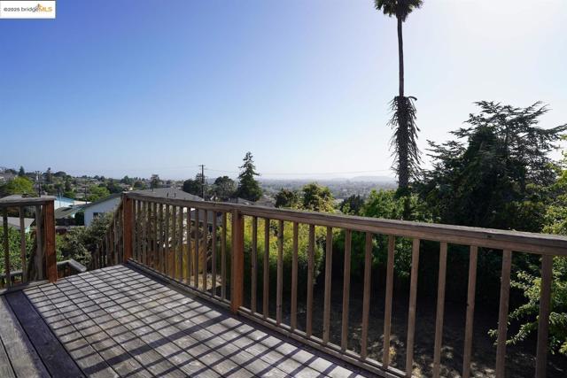 6084 Monterey AVE, Richmond CA: https://media.crmls.org/mediaz/130917ad-a4e9-40da-8ad6-83438b1f3b99.jpg